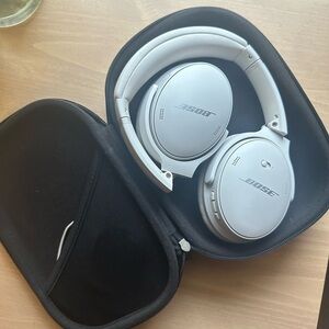 Bose Silver Wireless Headphones with Case